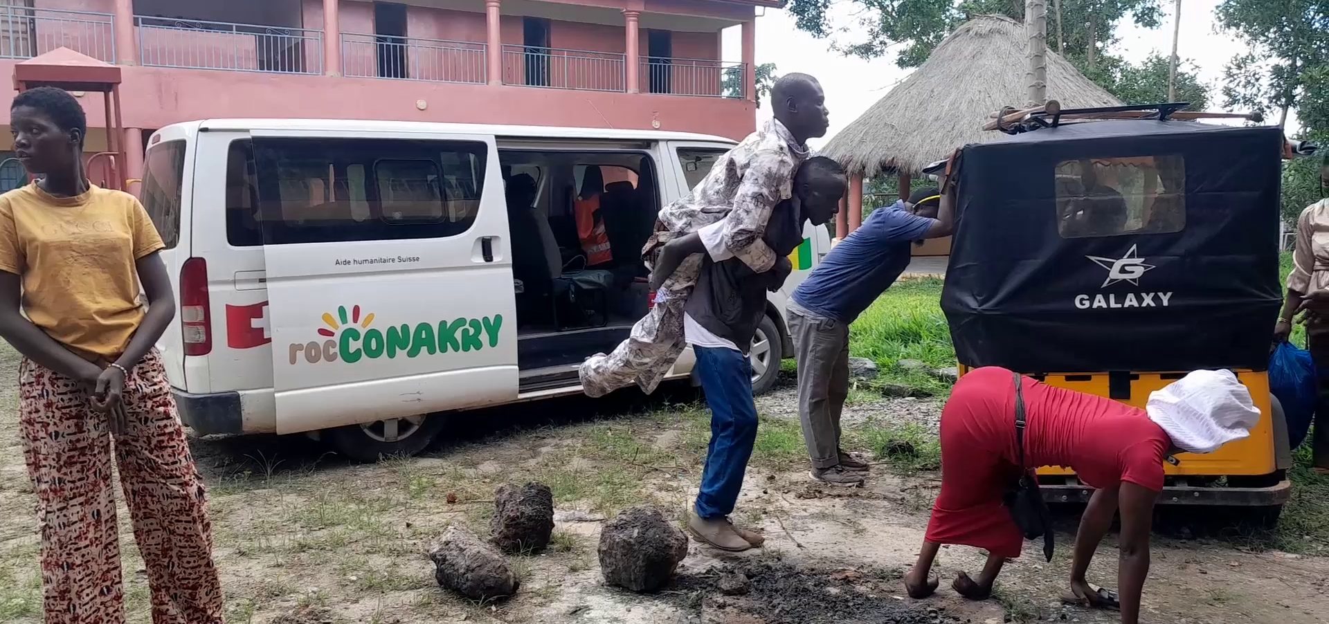La distribution de fauteuils du mois de juillet, qui a pu avoir lieu à Coyah grâce à l'aimable collaboration de rocCONAKRY.